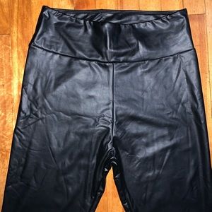 Black faux leather leggings, L size